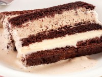 PAVÊ DE BROWNIE COM GANACHE DE CÔCO E SORVETE